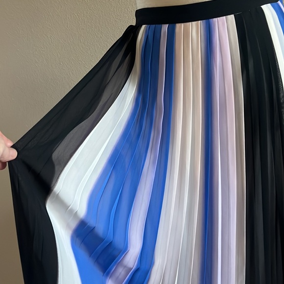 Club Monaco Pleated Skirt - Picture 3 of 12